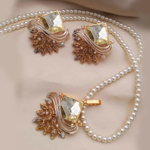 AYRA Locket Set (Golden)