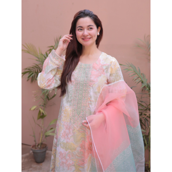 Hania Amir- Pink Blush